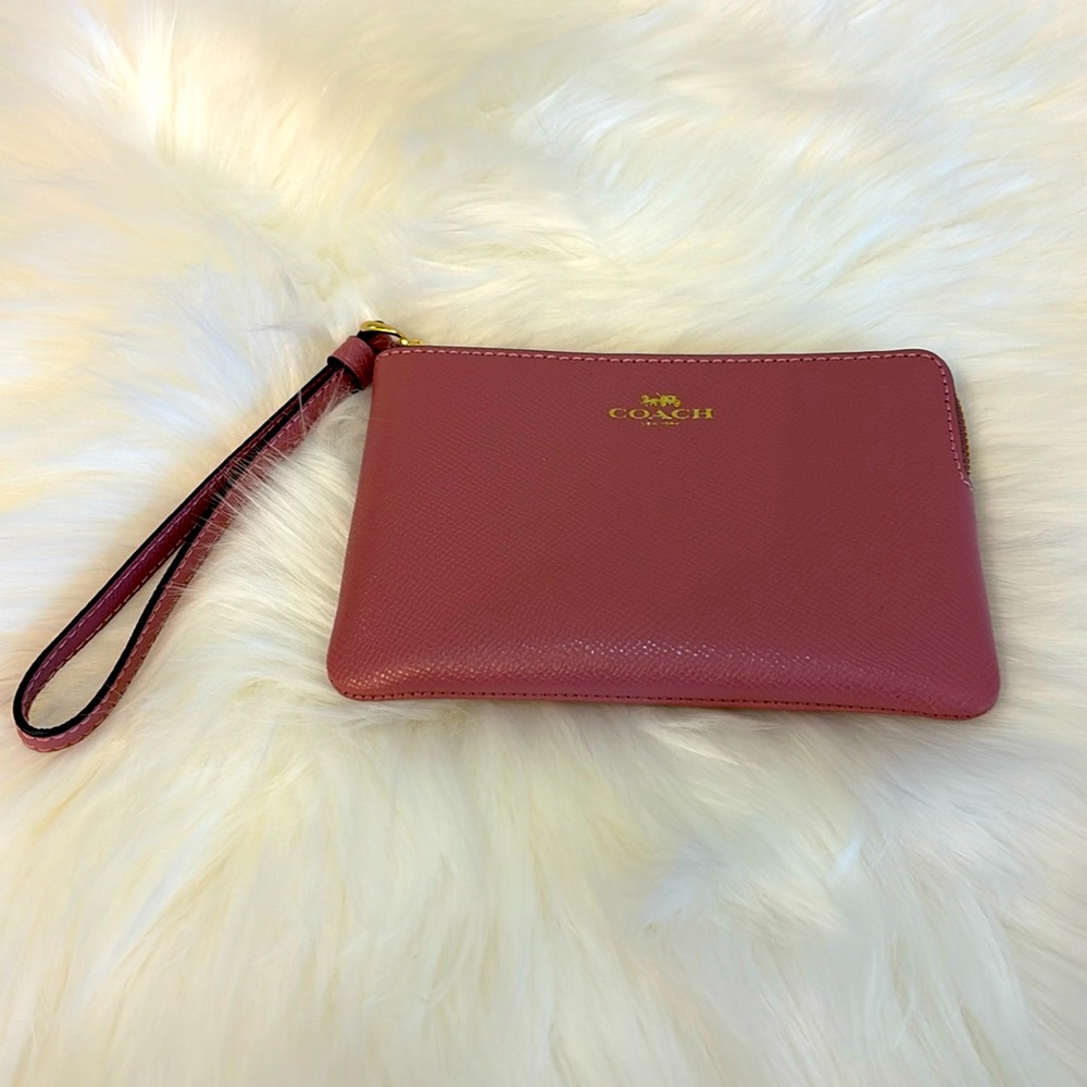 COACH CORNER ZIP WRISTLET pink and gold